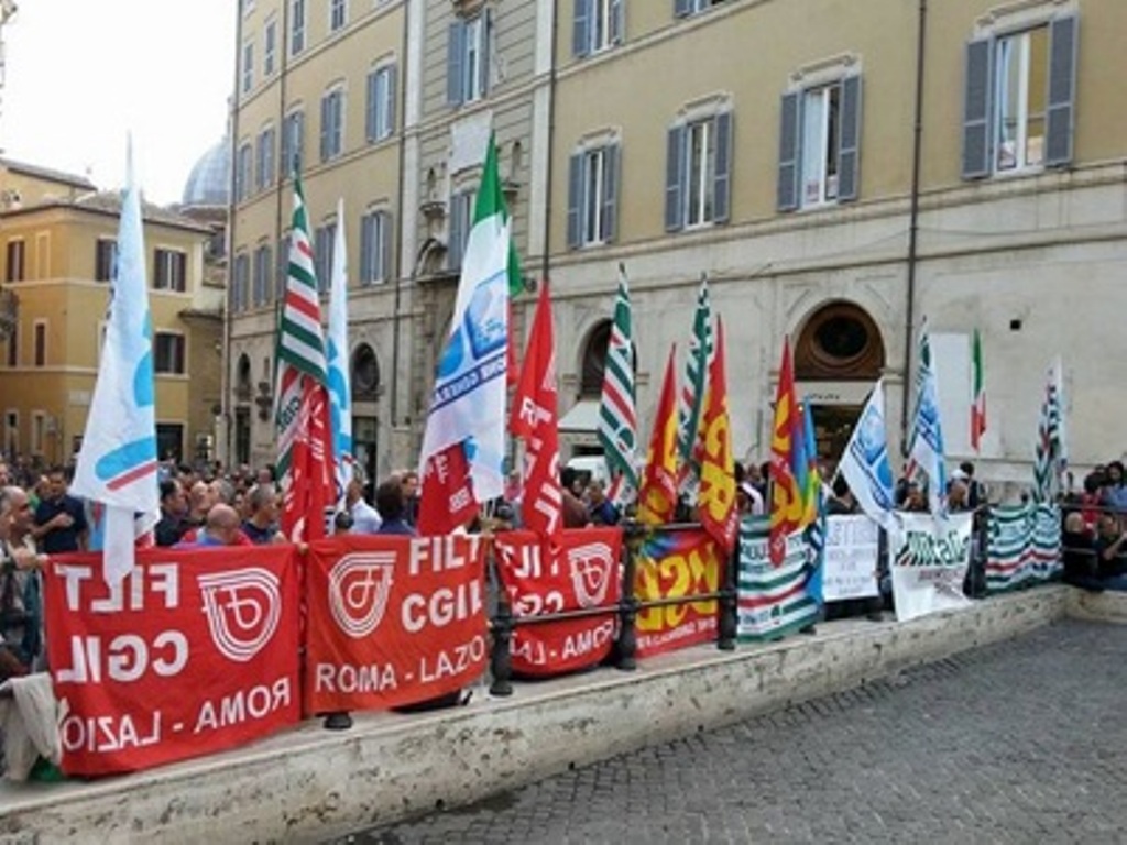 Protesta dei lavoratori Ams davanti a Montecitorio