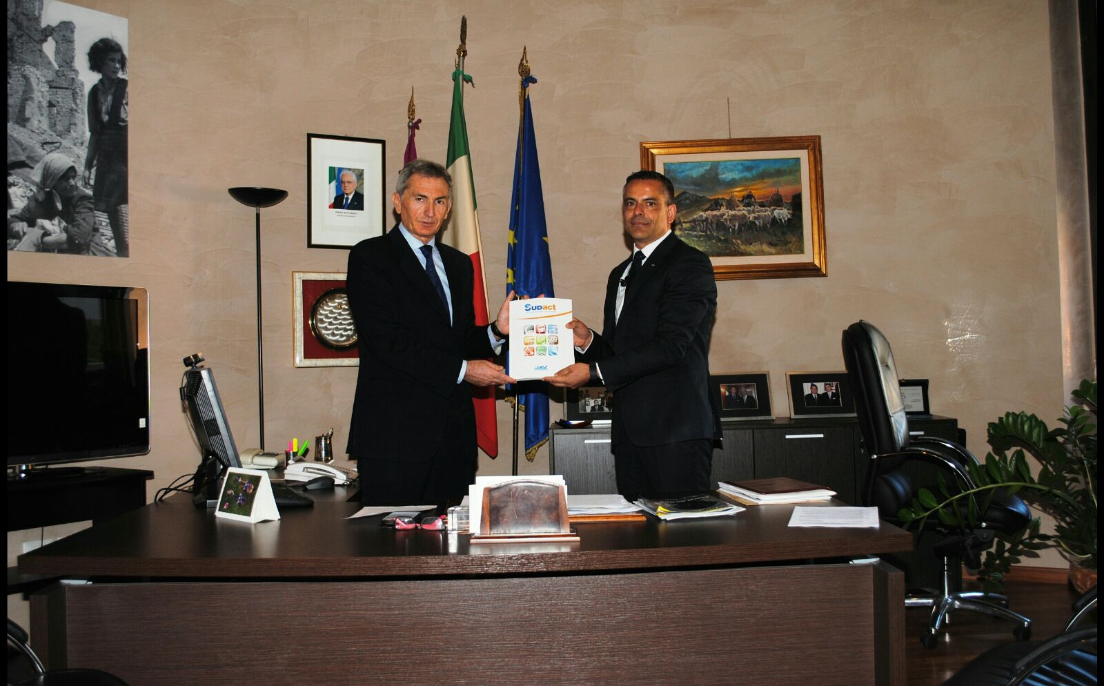 Valiani consegna copia del Sud Act al questore di Latina