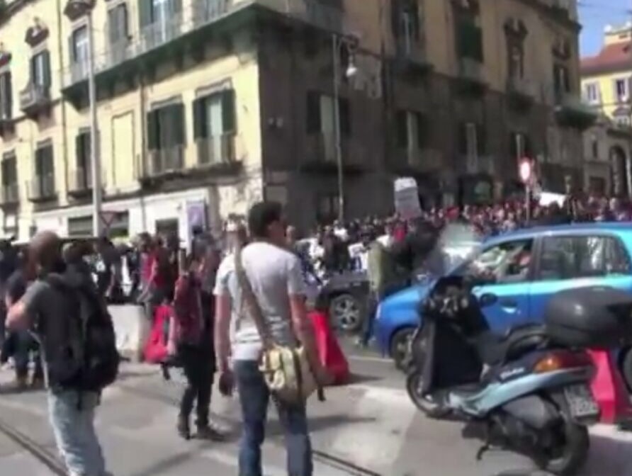 Scontri a Napoli, poliziotti feriti (foto)