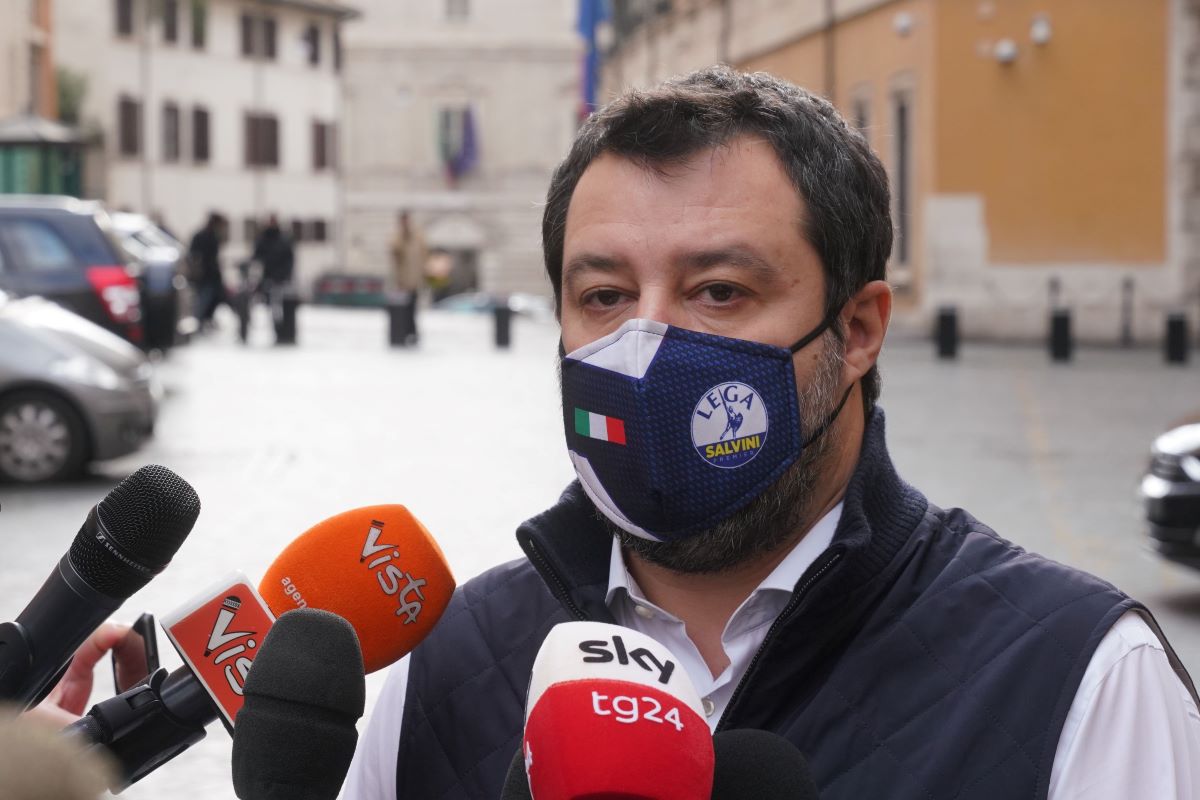 Governo, Salvini: Cambiare strategia sui migranti