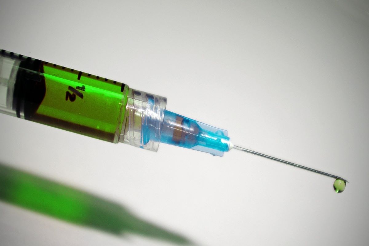 Coronavirus, Ema: «Effetti collaterali dei vaccini lievi e di breve durata»