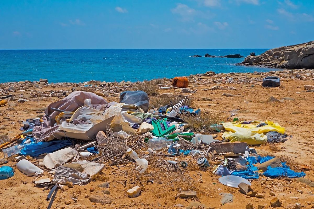 Ambiente, Legambiente: «Ogni 100 metri di spiaggia, 783 rifiuti»