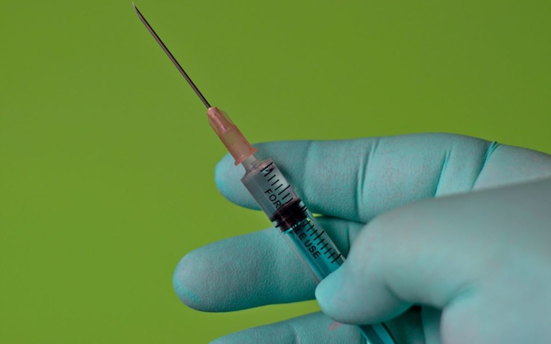 «Due dosi di vaccino Pfizer o AstraZeneca sono efficaci contro la variante Delta»