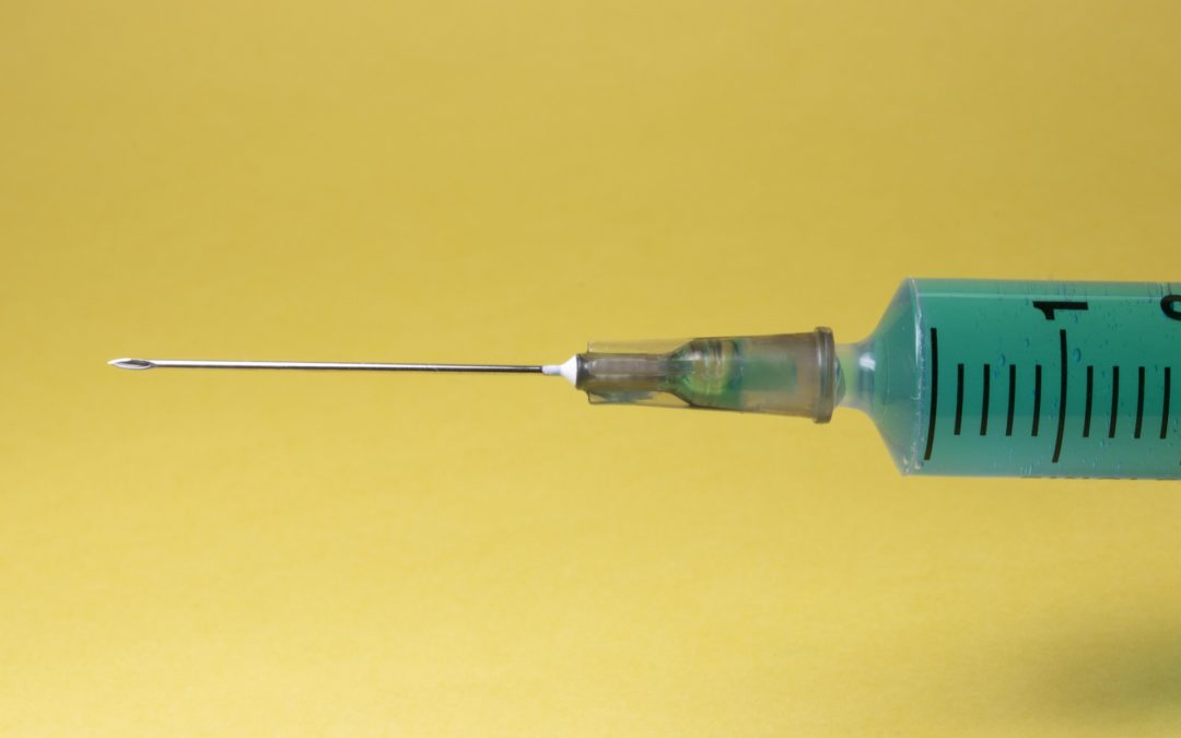 Coronavirus, crollano le prime dosi: frena la campagna vaccinale