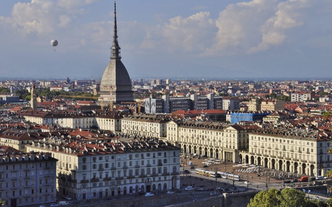 Molestava ragazze a Torino, denunciato