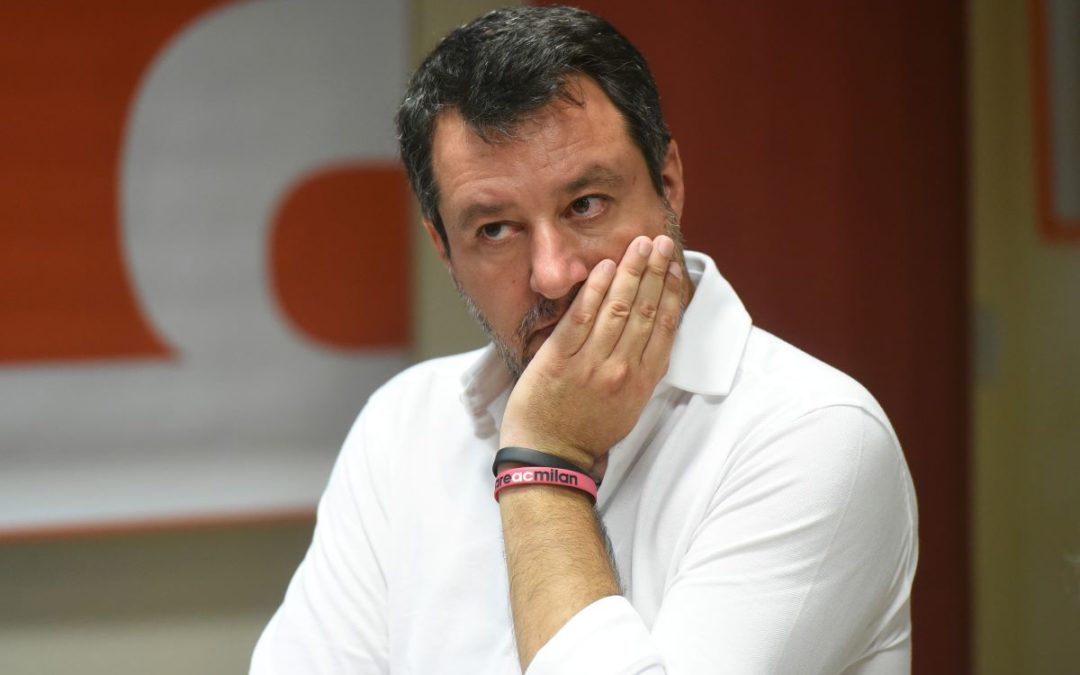 Migranti, Salvini a Lampedusa: «Commissario straordinario per gestire flussi»