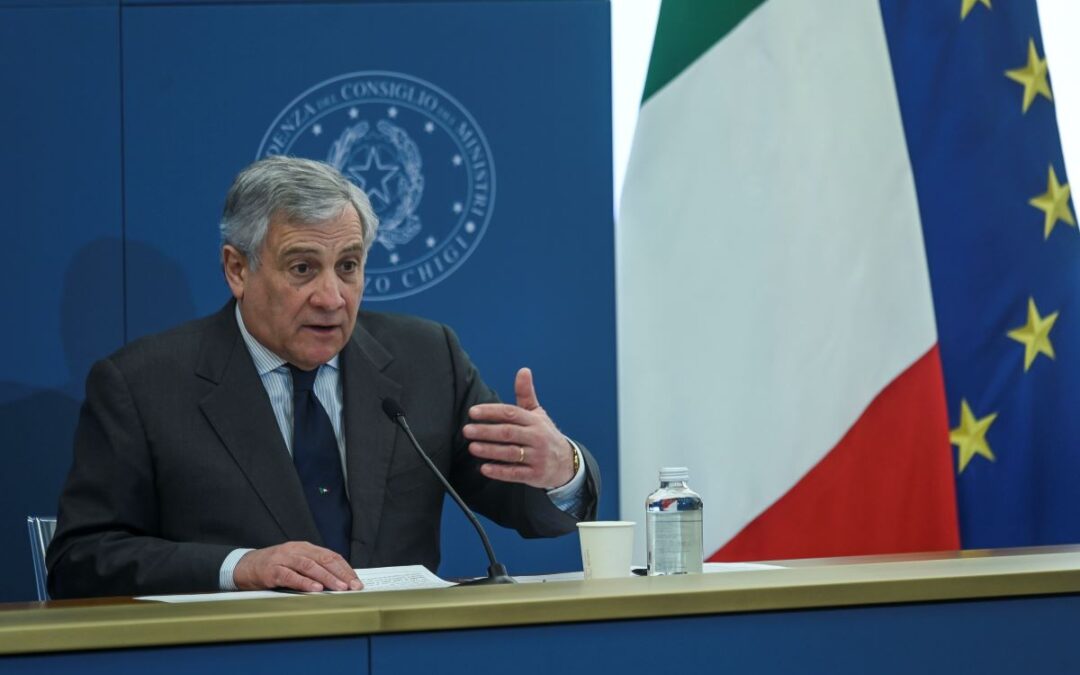 Migranti, Tajani: «I muri si scavalcano, serve una strategia europea»