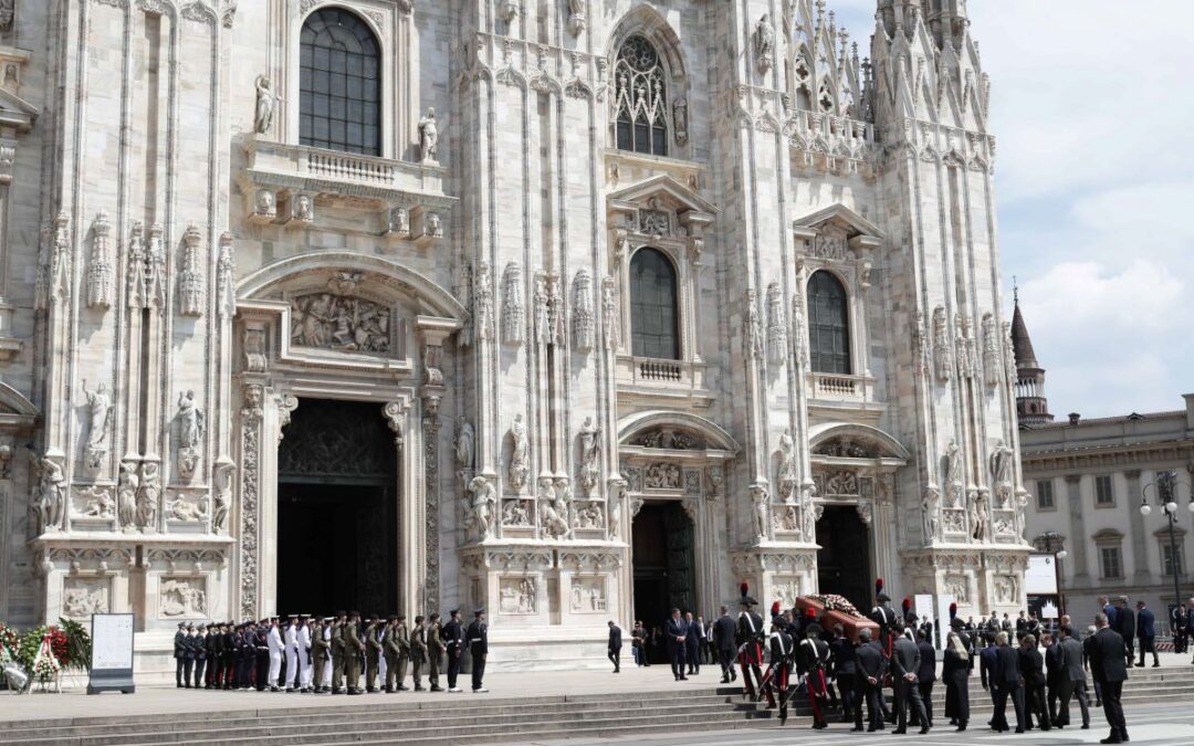 Celebrati nel Duomo di Milano i funerali di Silvio Berlusconi